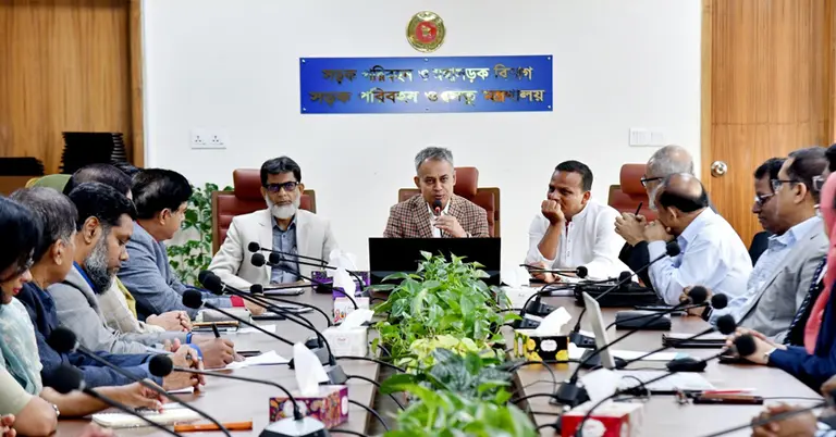 অনুষ্ঠানে উপস্থিত ছিলেন সড়কমন্ত্রী-প্রতিমন্ত্রীসহ অন্যান্য কর্মকর্তারা